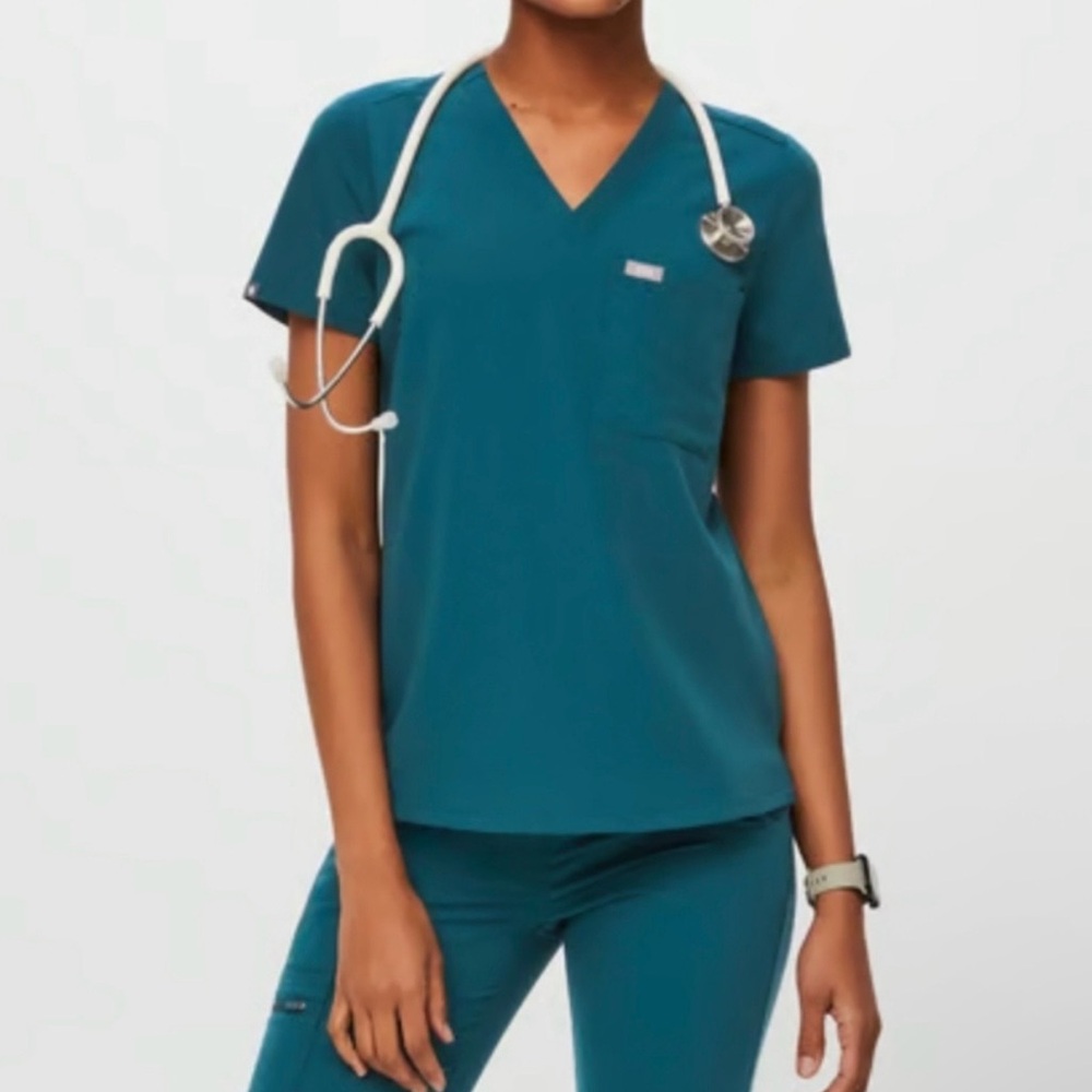 Catarina One-Pocket Scrub Top || Caribbean Blue || Figs